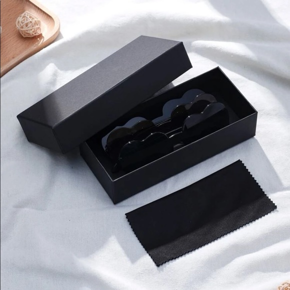 🔹ＳＯＬＤ🔹•heart sunglasses• - Picture 6 of 6